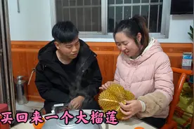 男友给乐乐送来一个榴莲，得知价格后乐乐满脸心疼，内心却很开心视频封面