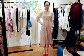 棒球服外套与牛仔裤的搭配，时髦不挑人，任何场合都能穿视频封面