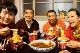 买140牛肉配4桶方便面，会成自制红烧牛肉面，大块牛肉吃过瘾视频封面
