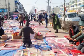 春节临近东北吉林农村年味十足地摊摆着各种对联，走过都买上几幅视频封面