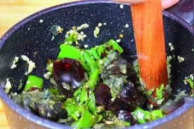 青椒皮蛋这种做法太美味了，不炒不烧，擀面杖一捣，上桌秒光