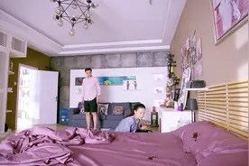 夫妻俩回到家，卧室床上竟血迹斑斑，这场面太惊悚视频封面