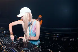 小高哥(高伟) - 错爱，抖音最新劲爆中文DJ舞曲，高清车载音乐视频封面