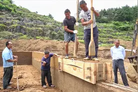 贵州大山里，村民传统古法造泥房子，这种原始技术已经不多见了