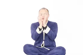 尿频尿急的，对击掌根49下，震动阳气，理下焦，让泌尿系统健康视频封面