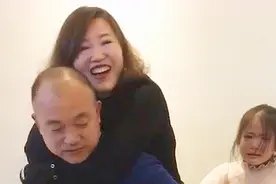 爸爸一来就背妈妈，接下来女儿这反应，爸爸认错也无力回天视频封面