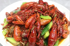 60块钱买2斤小龙虾，倒1瓶啤酒做麻辣小龙虾，肉质紧实，麻辣过瘾视频封面