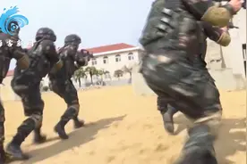 特战旅三栖精兵如何百炼成钢？直击解放军高强度海陆空"魔鬼训练"视频封面