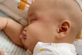 萌宝睡觉发出怪声音，小嘴巴太逗了，网友笑坏：做梦开拖拉机吗