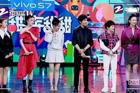 周迅躺着玩手机鼻梁被砸伤 网友表示给周迅众筹手机支架视频封面