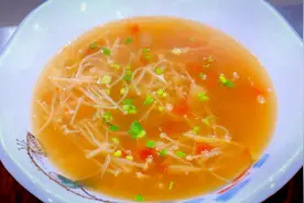 1把虾仁1包金针菇，厨师长教你如何炖好汤，汤鲜味美，喝完还想喝