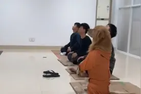 主人带狗狗练瑜伽,上厕所间隙被狗子偷偷顶替位置,姿势相当标准视频封面