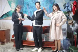 前夫创业找前妻借50万，五年后前夫上门还钱，看到开门的人惊呆了视频封面