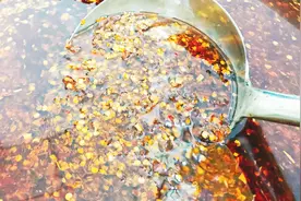 2斤辣椒5斤油配上这些香料做的红油辣椒酱香辣无比，客人闻香而来