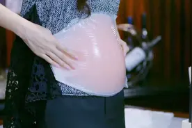 影视：心机女假装怀孕，为了演得更像，竟买了个硅胶肚皮做掩饰视频封面