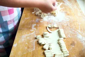 媳妇在家做手擀面又长又细还不断条，她制作的技巧方法太牛啦