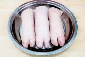 买猪蹄时，挑选后蹄还是前蹄好？教你方法和技巧，猪蹄骨少肉又多视频封面