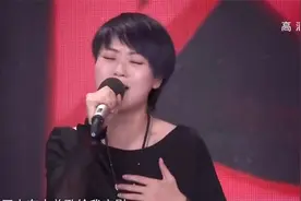 声音：女孩酒吧驻唱10几年，上台演唱《当我想起你的时候》，感动
