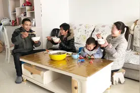 公公来了吃啥？儿媳煮4斤大鱼，辣椒真不少，公公说辣椒比肉好吃视频封面