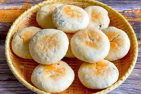 教你做枣泥酥皮月饼，300克红枣做馅料，轻轻一碰就掉渣，真香