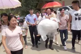 四川农村一对新人结婚，走路进家，新郎辛苦又幸福视频封面