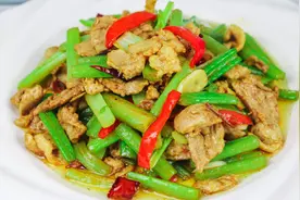 芹菜炒肉，万万不可直接下锅炒，学会这个小技巧，肉片滑嫩更入味视频封面