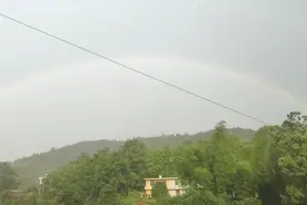 一边太阳，一边雨，出着两道彩虹，落角点就在家门前一深一浅漂亮