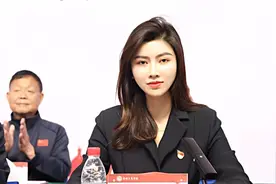 河南一高校女副校长美出圈，被称为校领导的颜值天花板视频封面