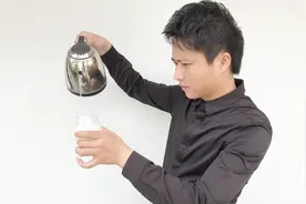 揭秘刘谦2019春晚表演《魔壶》把清水变红葡萄酒，背后真相曝光！