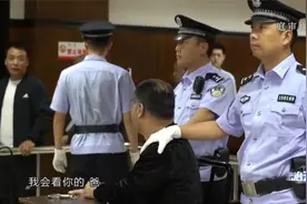 法治：杀人犯逃跑21年，再次见到儿子时，流下了悔恨的泪水视频封面