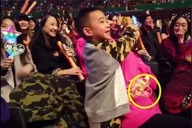 陈小春应采儿二胎儿子首度曝光，五官跟妈妈一模一样很帅气视频封面