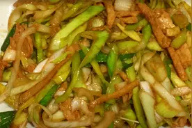 韭葱炒肉，平姐做得很香，方法简单易学。视频封面