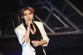 鹿晗巡回演唱会现场：粉丝大合唱鹿晗感动落泪！竟当粉丝面换衣服