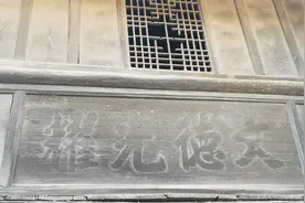 深山废弃多年的老房子，进去一看好东西还真不少，原来是一处古宅视频封面