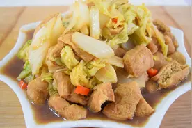 白菜搭配豆腐泡，简单又清淡，比吃肉香，我家隔三差五就做，下饭视频封面
