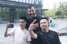 博古特再现过激行为，恐遭国际篮联禁赛，中国球迷却相拥合影视频封面