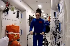 在太空脸看起来胖胖的？王亚平解答，还演示失重环境咋用跑步机！视频封面