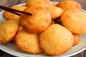 一碗剩面条加面粉一搅，做出好吃的气泡饼，香甜松软鼓大包，美味视频封面