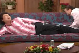 胖儿子一言不合就放屁，老爸看不惯直接拿棍猛戳儿子，不料坏事了