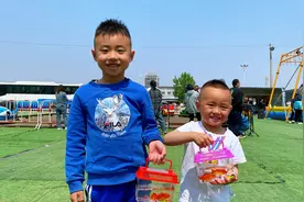 孩子喜欢咬人，老人说牙齿发痒，其实有科学解释的。视频封面