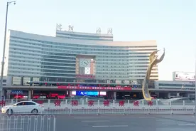 东北这个火车站的地下通道怎么走？地铁、公交车怎么坐？你知道吗视频封面