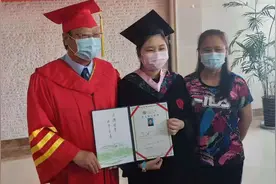 那个画“抗癌漫画”的河师大女孩毕业了！书记在医院给她颁发证书视频封面