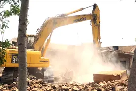 儿媳老家今天拆迁，巨型挖掘机360度碾压，房屋立马倒塌，家没了视频封面