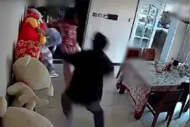 夫妻疑因嫌吵强行破门打骂邻居？警方：已对二人采取强制措施视频封面