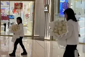 女子28岁生日朋友送16个馒头做花束：比真花便宜多了，事后还能吃视频封面