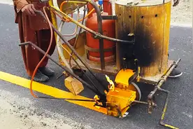 路面上的标线如何画上去的？还画的那么直，你见过吗？
