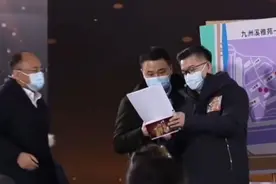 地下车库的产权是谁的，开发商拿出合同，证明权属丨向前一步视频封面