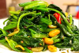 炒菠菜到底要不要焯水？大厨教你正确做法，清爽可口，好吃不油腻