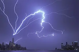 纽约遭雷暴!多角度实拍闪电击中美国世贸中心大楼 夜晚瞬间如白昼视频封面