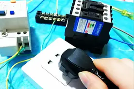 家里每一个插座一插用电器就跳闸，老电工笑了：这样的故障最好查视频封面